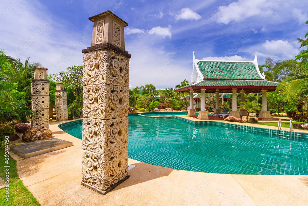 泰国游泳池的热带假期