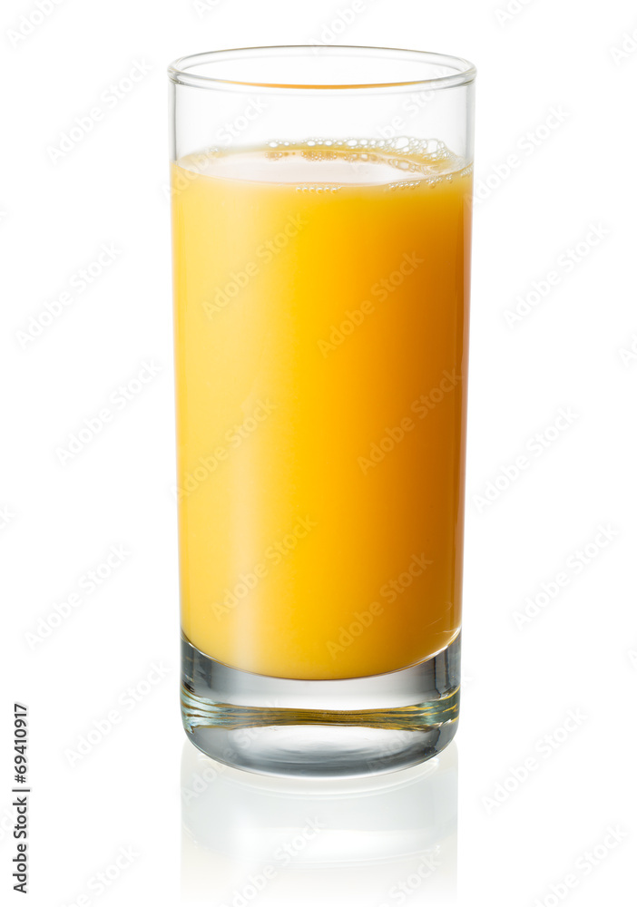 一整杯白底橙汁。带夹帕