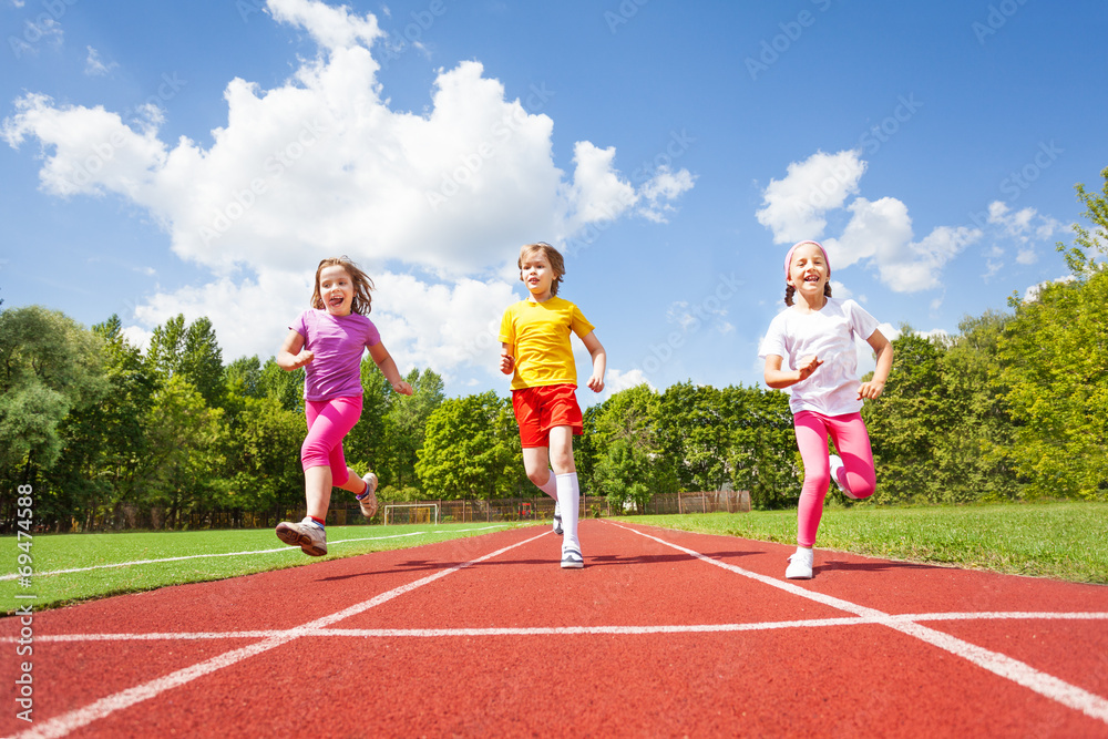微笑的孩子们一起跑马拉松