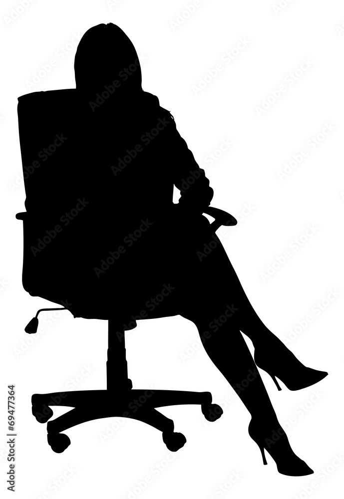 坐在办公椅上的苗条女商人