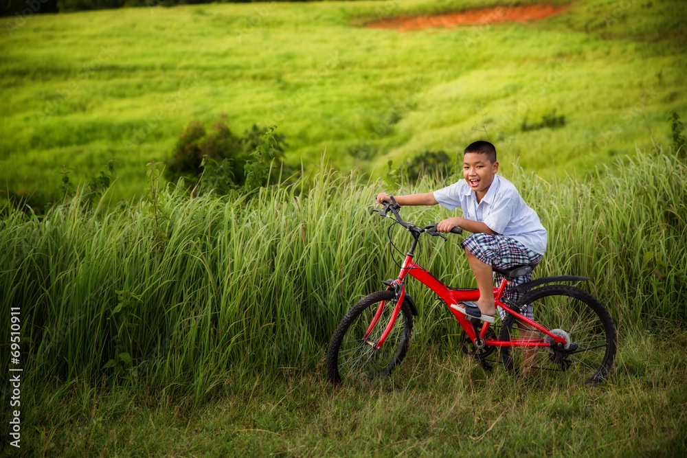 亚洲男孩骑自行车