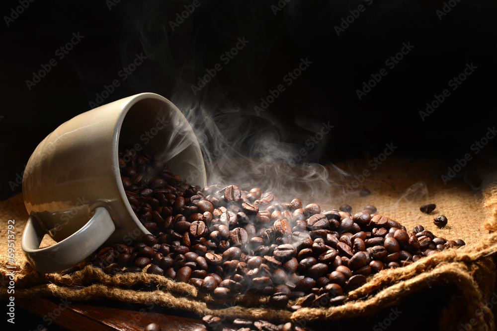 咖啡杯中有烟的咖啡豆