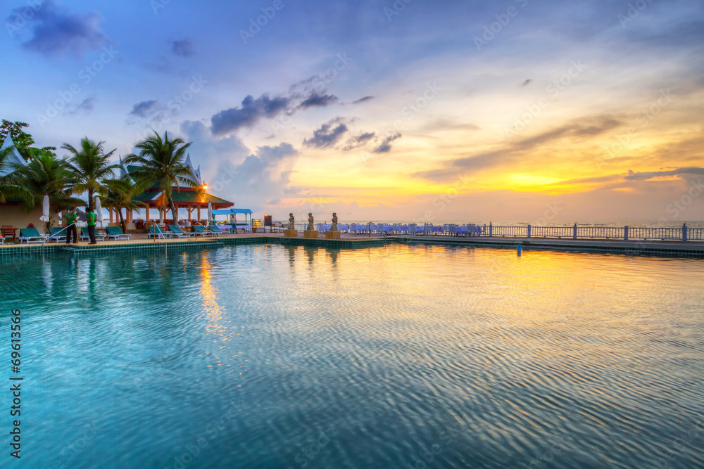 泰国游泳池的热带日落