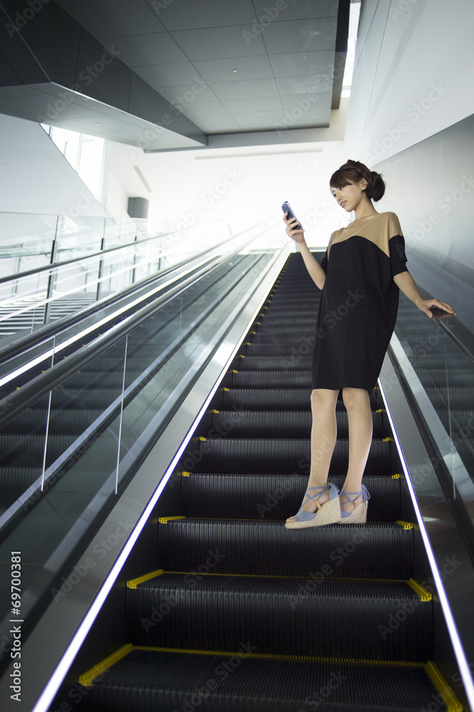 Mobile phone、Woman、Escalator
