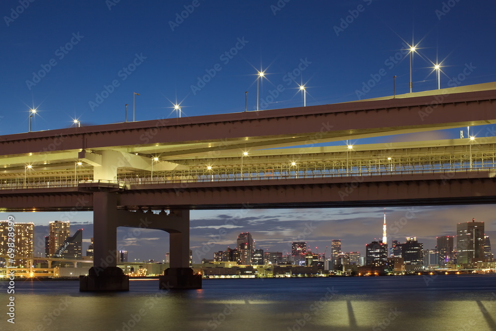 东京湾彩虹桥和东京塔