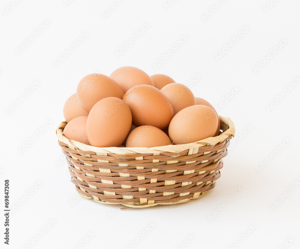 白底篮子柳条中的鸡蛋