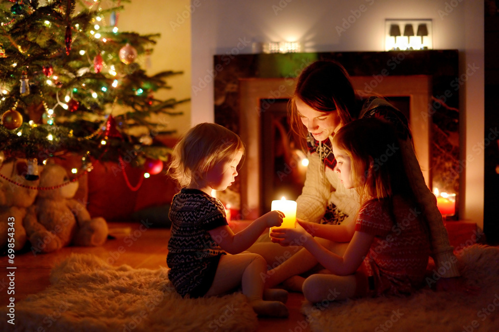 圣诞节壁炉旁的幸福家庭
