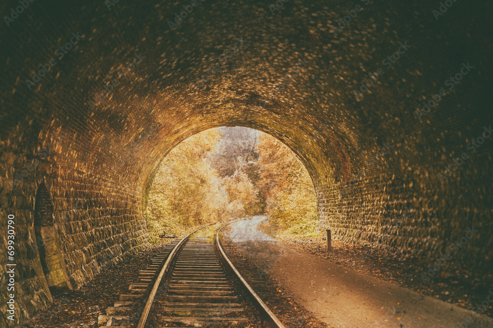 旧废弃铁路隧道