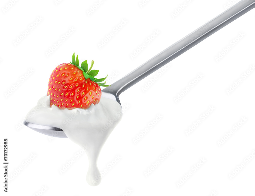 隔离酸奶。一勺草莓酸奶隔离在白色上，带有剪切路径