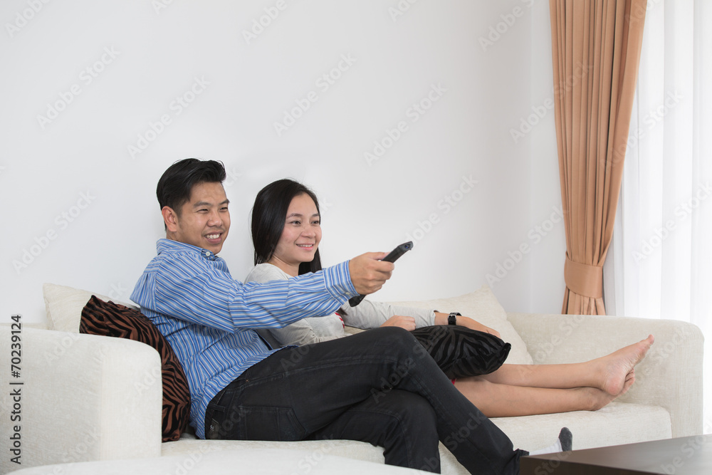 亚洲年轻情侣看电视