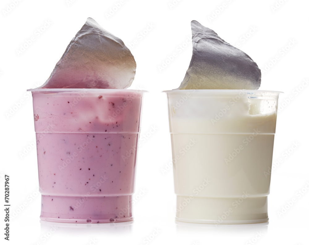 白色背景上的两个不同的塑料酸奶罐
