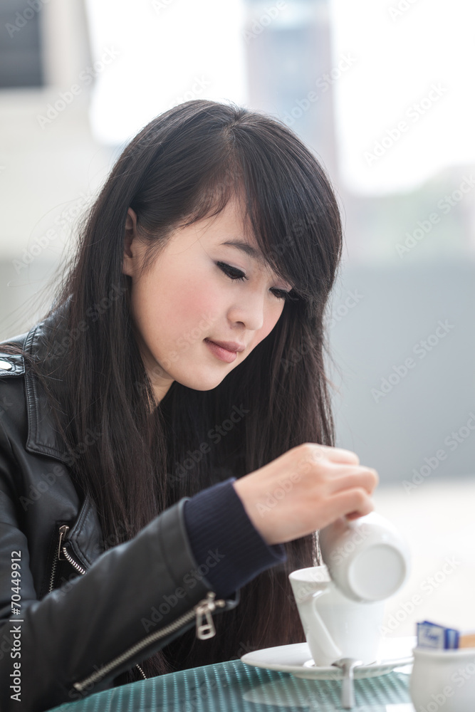 漂亮年轻女人喝咖啡