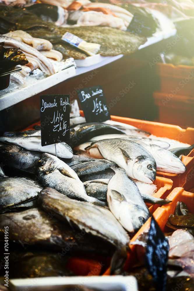 鱼类市场上的新鲜鲷鱼