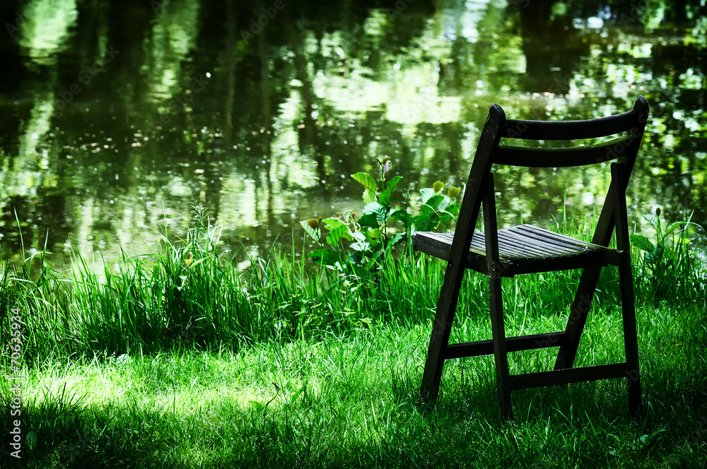 花园里孤独的旧椅子