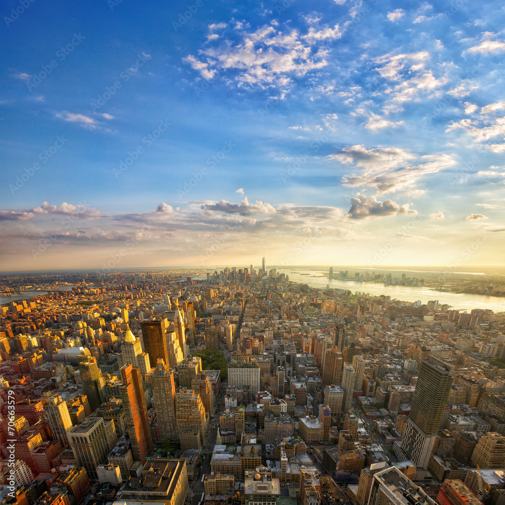纽约市日落时分的曼哈顿鸟瞰图