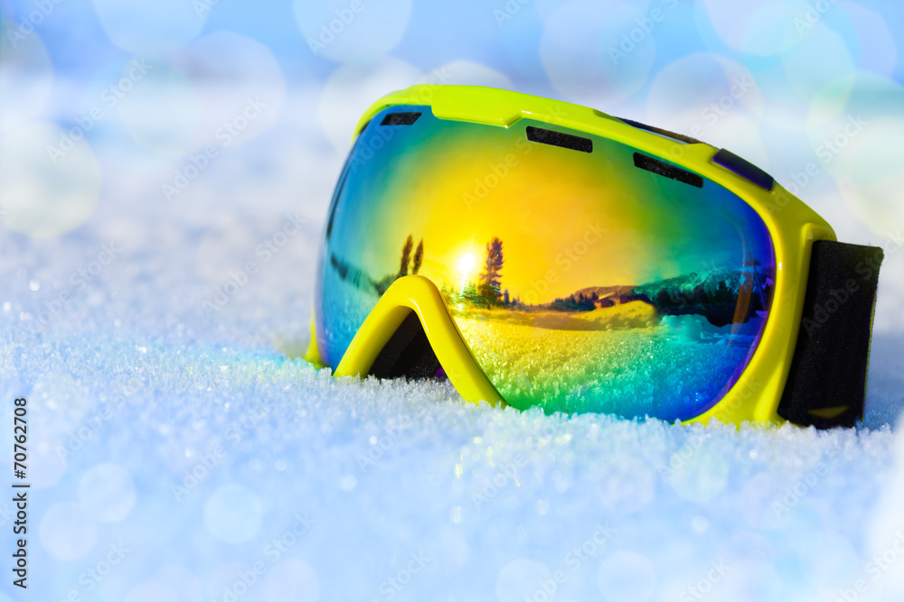 白色冰雪上的彩色滑雪面罩