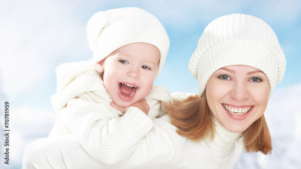 幸福的一家人在冬季散步。母亲和宝贝女儿