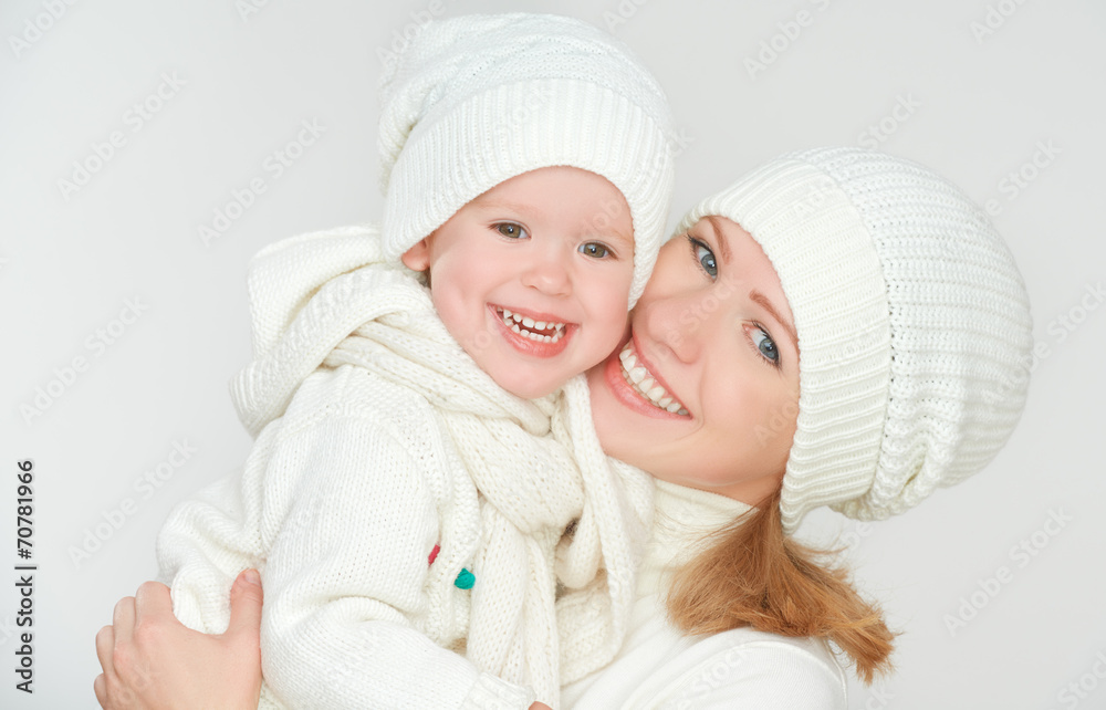 幸福的家庭：戴着白色冬帽的母亲和婴儿女儿