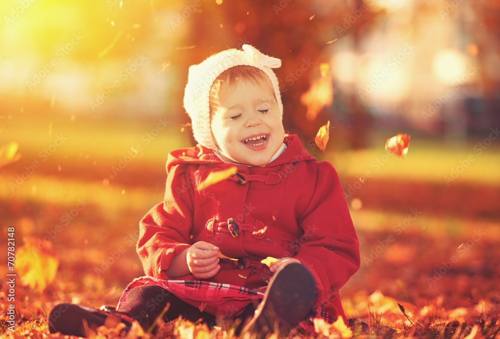 快乐的小孩，秋天的女婴嬉笑玩耍