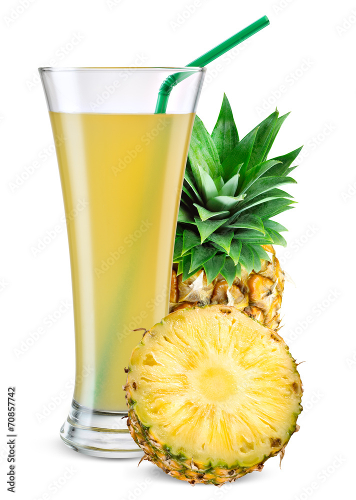一杯菠萝汁，白色上有分离的水果。