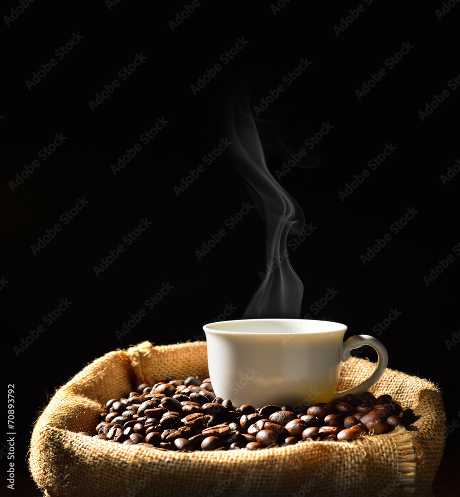 一杯烟咖啡和装在麻袋里的咖啡豆