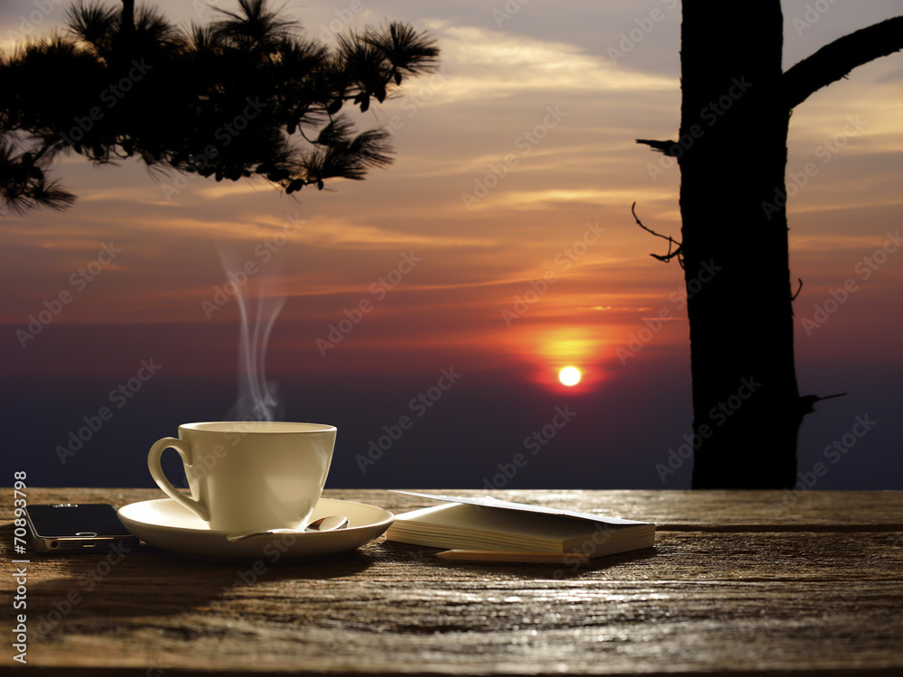 日出背景的早晨咖啡