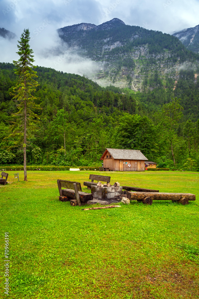 奥地利阿尔卑斯山的长椅和壁炉
