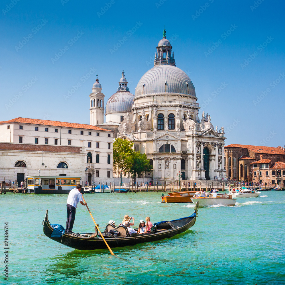 威尼斯大运河上的贡多拉与圣玛丽亚教堂致敬