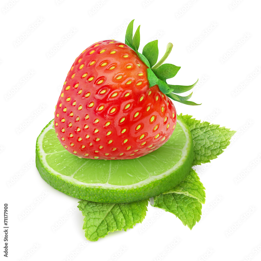 孤立的水果。草莓，白底上的一片酸橙和薄荷叶，带修剪路径
