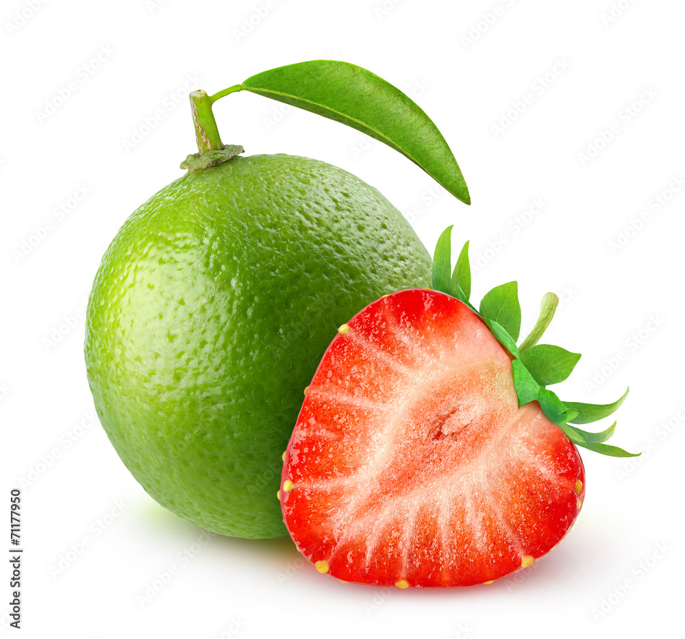 孤立的水果。新鲜的酸橙和切好的草莓，白色背景，带修剪路径