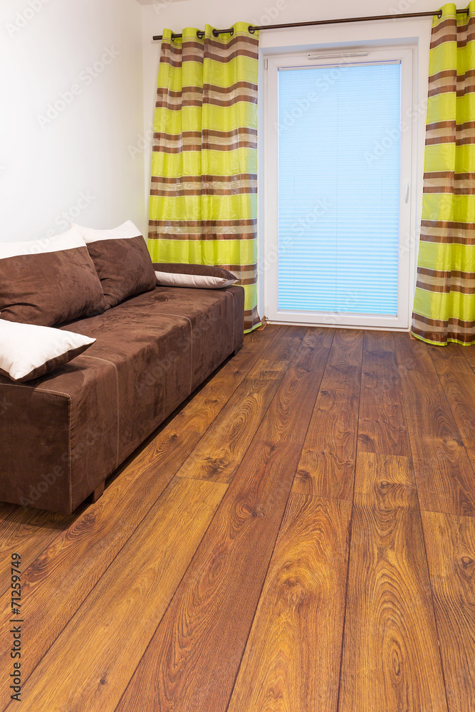 木地板的白色和棕色卧室