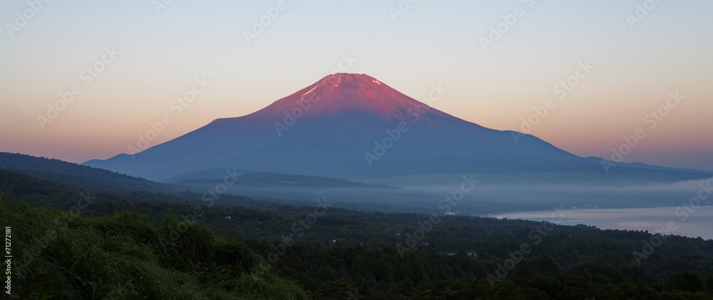 夏季日出前顶部为红色的富士山