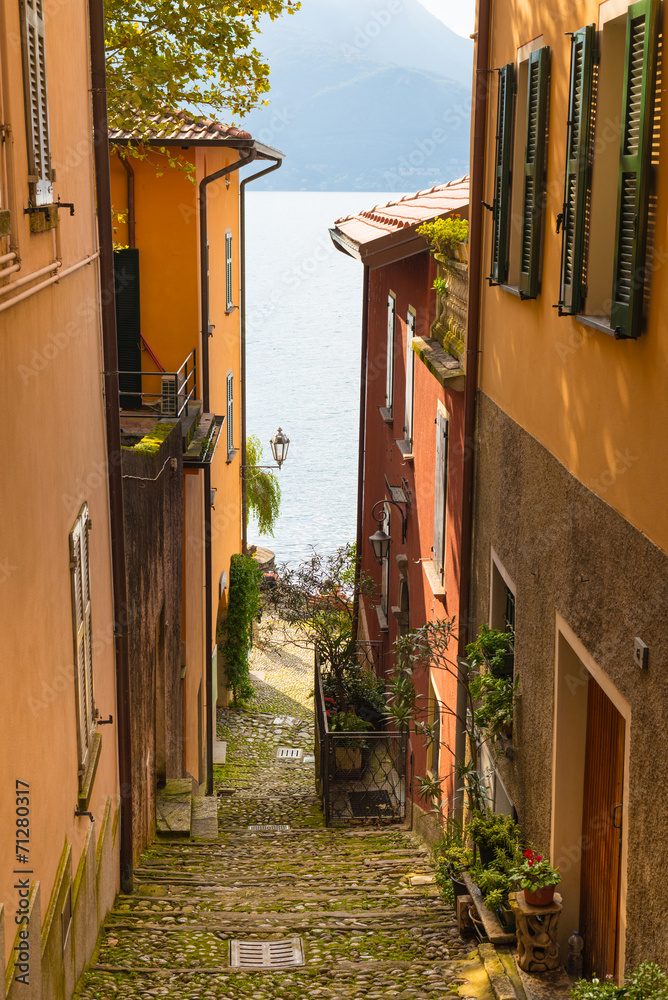 从意大利科莫湖的一条狭窄街道上俯瞰