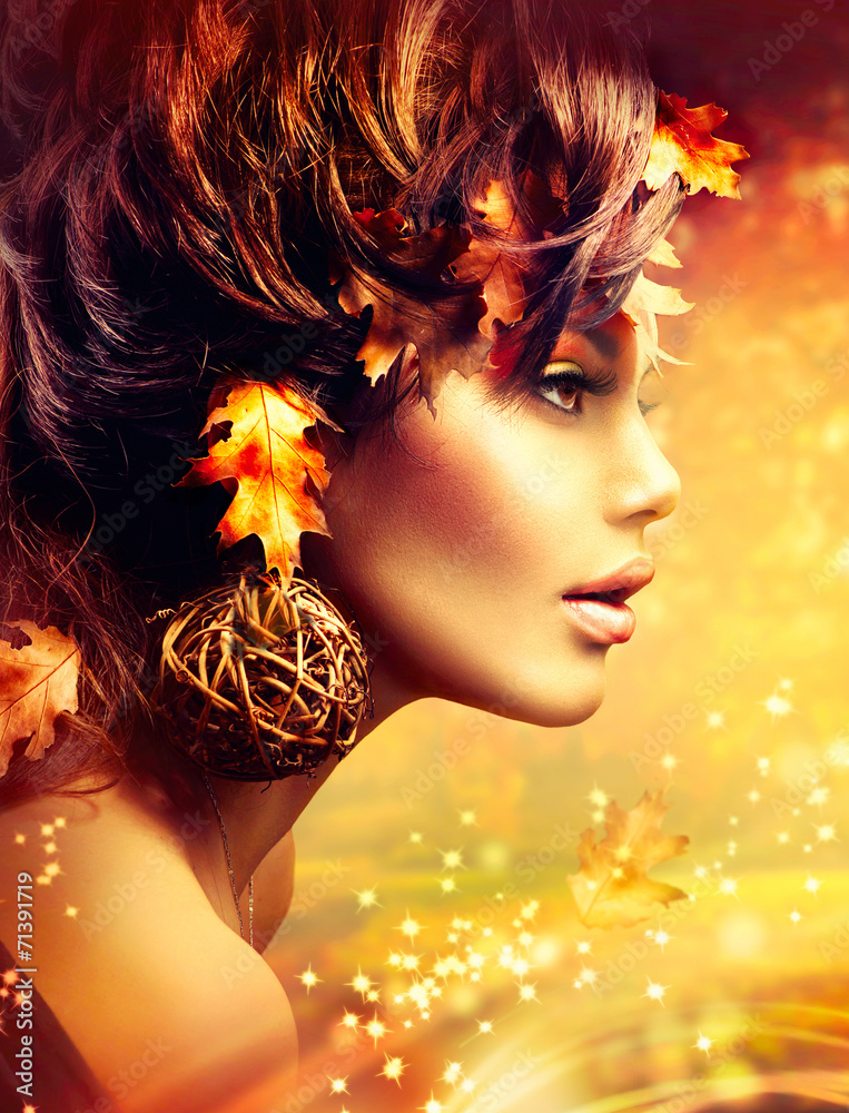 秋天的女人幻想时尚金色肖像。秋天