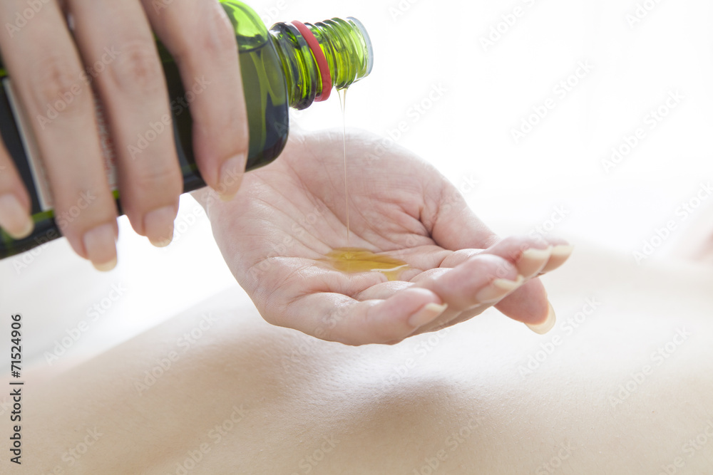Esthetician to prepare for oil massage
