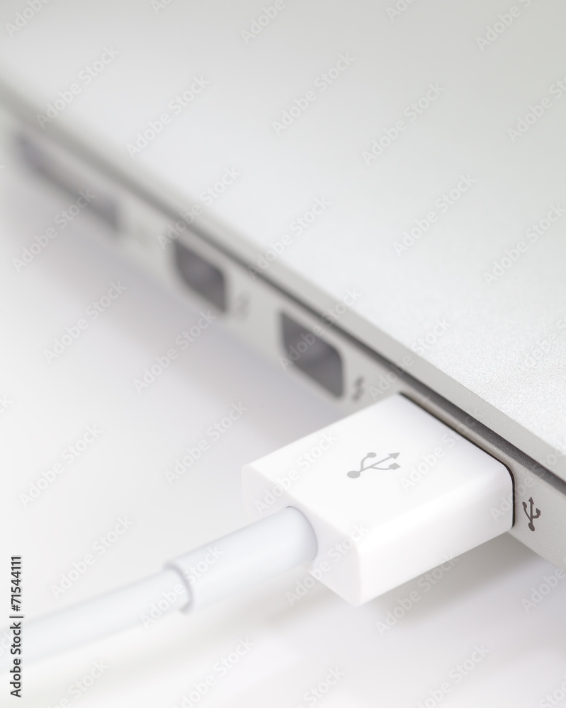 USB电缆端口连接到电脑笔记本上