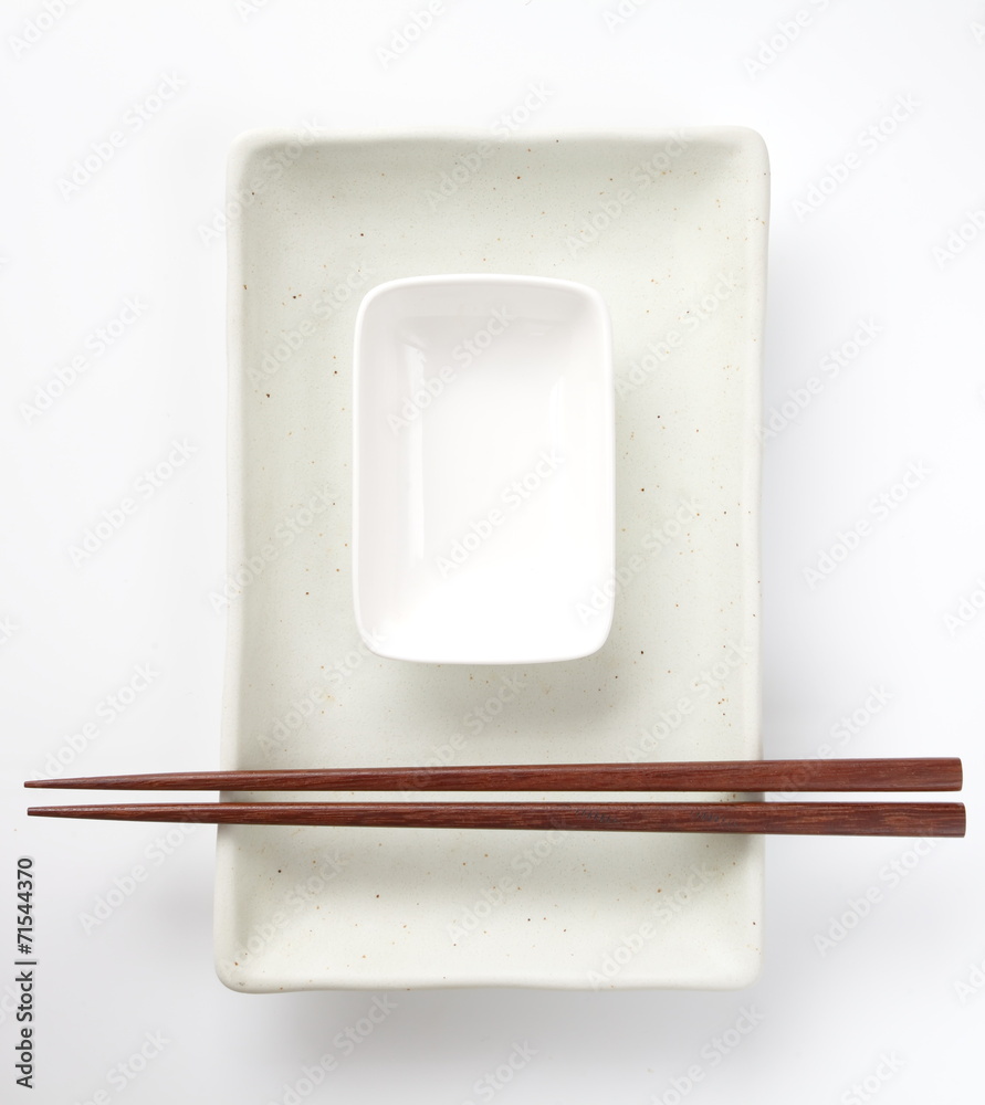 陶瓷白板上的木褐色筷子
