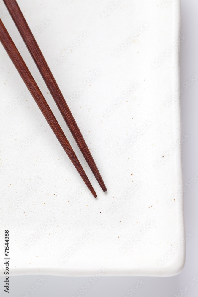 陶瓷白板上的木褐色筷子