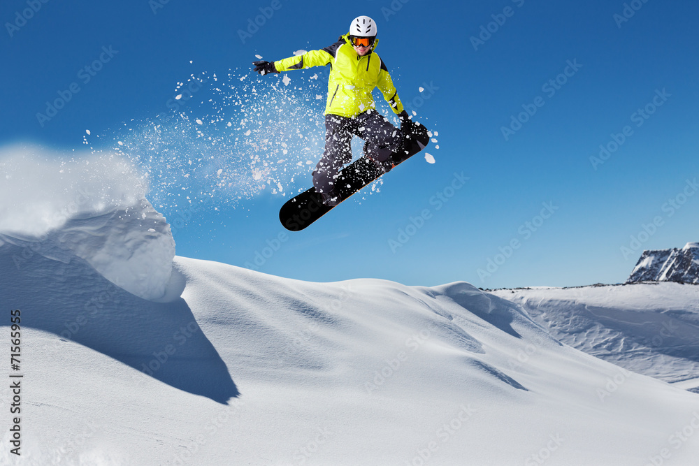 滑雪板上的自由骑手从山上跳下
