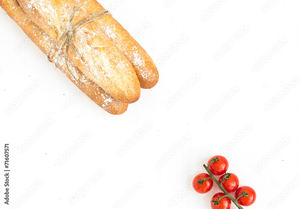 新鲜出炉的法棍面包和樱桃番茄