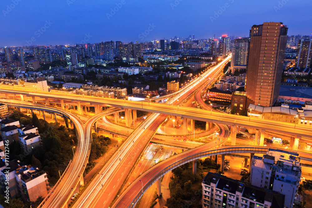 中国杭州市夜间彩色城市立交桥