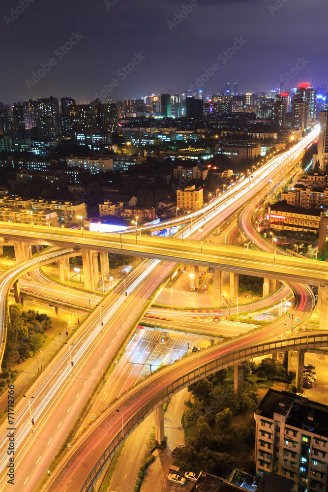 中国杭州夜间彩色城市立交桥