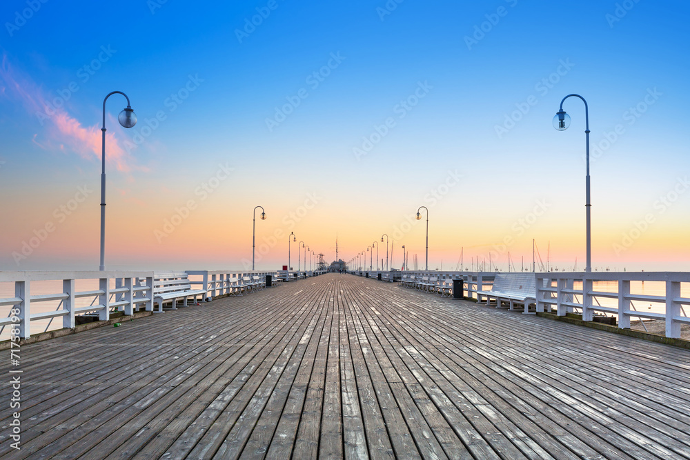 波兰波罗的海上空索波特木码头的日出