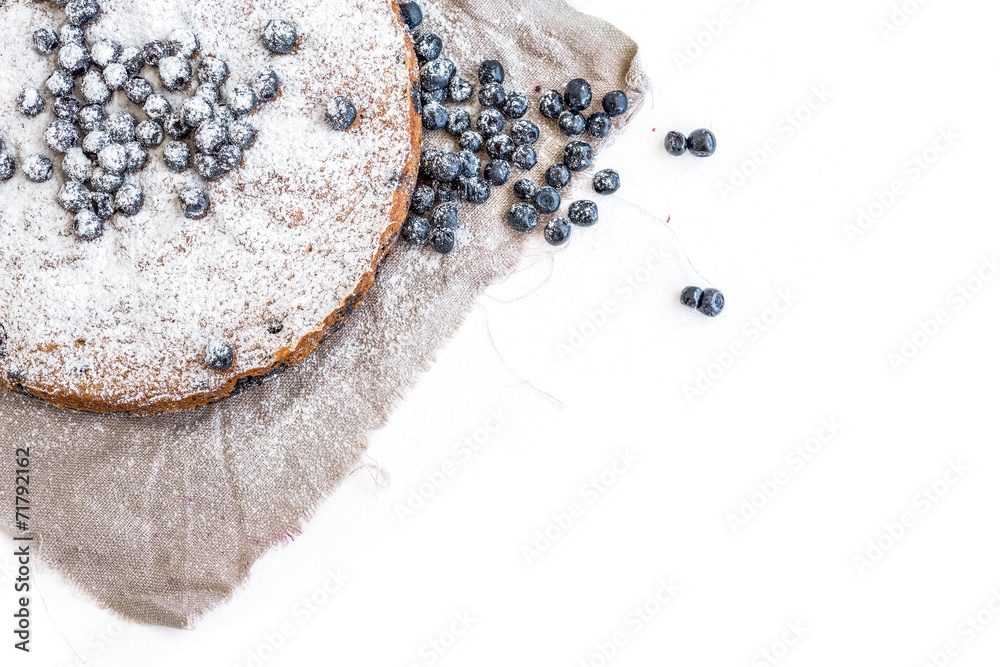 米色蓝莓和糖粉的蓝莓蛋糕