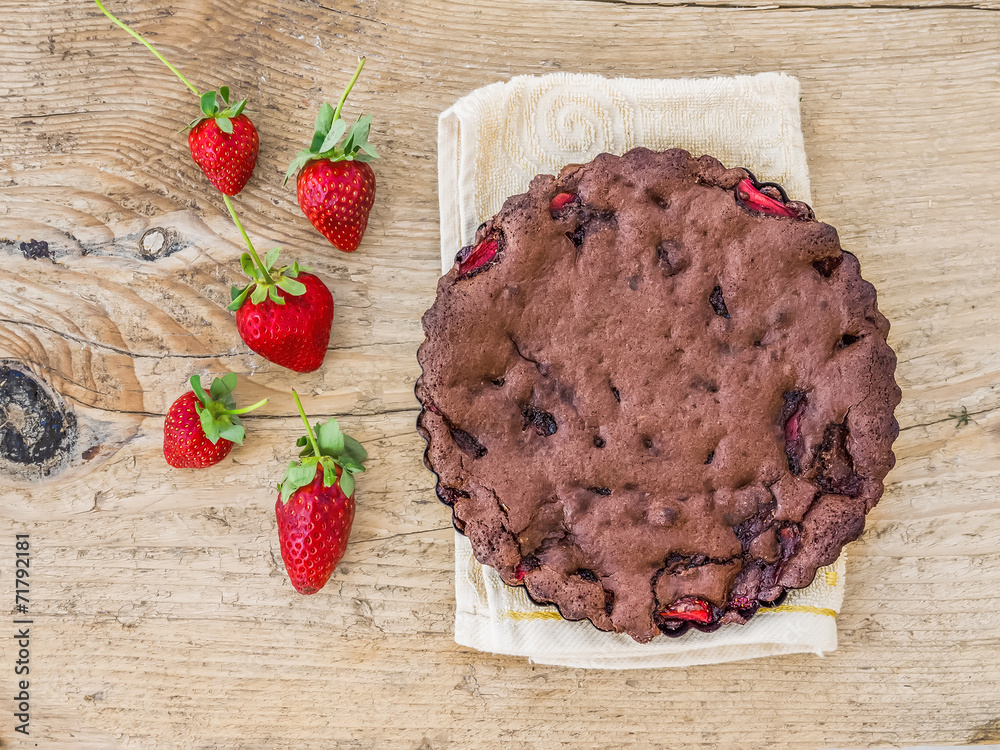 厨房t上的巧克力草莓蛋糕配新鲜草莓