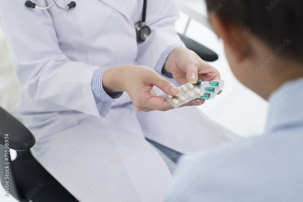 医生向患者描述药物