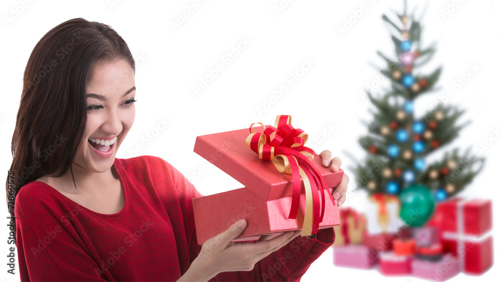 亚洲美丽女孩与礼物圣诞装饰背景