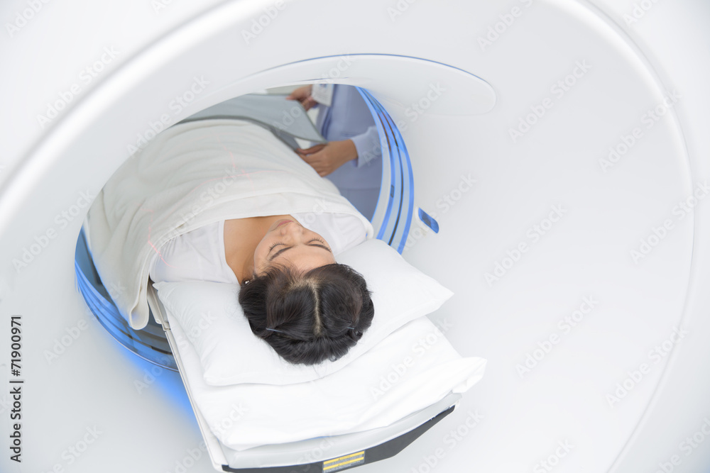 亚洲女士睡在CT扫描床上
