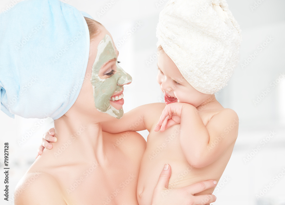 家庭美容治疗。母亲、女婴制作面膜皮肤