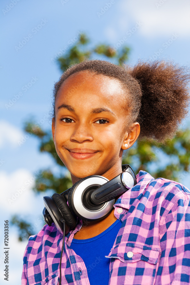 戴着耳机的快乐非洲女孩画像